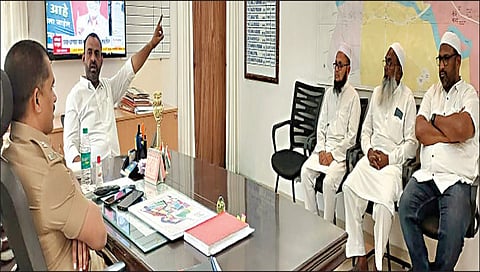 मालेगाव : शहरात बंदोबस्त वाढविण्यासंदर्भात अपर पोलिस अधीक्षक चंद्रकांत खांडवी यांच्याशी चर्चा करताना माजी आमदार आसिफ शेख.