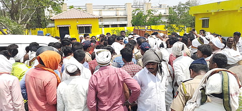 बीड : रमेश नेहरकरच्या नातेवाईकांचा मृतदेहासह पाोलीस ठाण्‍यात ठिय्‍या, मारेकर्‍यांना अटक करण्‍याची मागणी