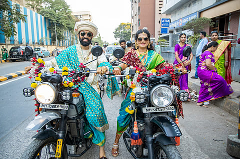 वधू-वराचा ७००० किलोमीटरचा प्रवास; अन् नंतर बाईकवरून लग्‍नमंडपात झोकात एन्ट्री, पहा व्हिडिओ