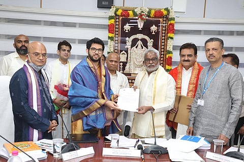 आदित्य ठाकरेंनी व्यंकटेश्वरा मंदिरासाठी जमीन देण्याचे पत्र तिरुपती देवस्थानास सुपुर्द केले