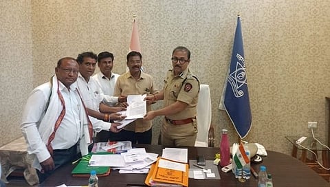 अर्ज देताना युवा स्वाभिमानीचे  पदाधिकारी 
