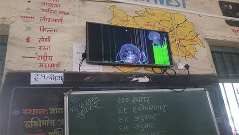 सिडको : विल्होळी प्राथमिक शाळेत टवाळखोरांनी शाळेतील फोडलेला एलसीडी. www.pudhari.news