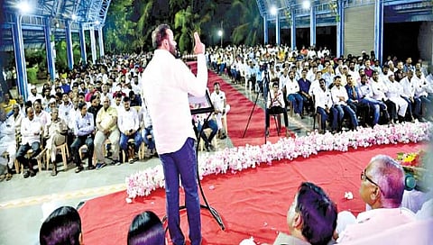 वडूज: भाजपा मेळाव्यात मार्गदर्शन करताना आ. जयकुमार गोरे.  