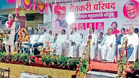 सांगोला : महूद येथे शेतकरी परिषदेत बोलताना अन्‍न व नागरी पुरवठा मंत्री छगन भुजबळ. शेजारी महूद सरपंच संजीवनी लुबाळ, डॉ. बाबासाहेब देशमुख, आ. शहाजीबापू पाटील, दीपक साळुंखे आदी. 