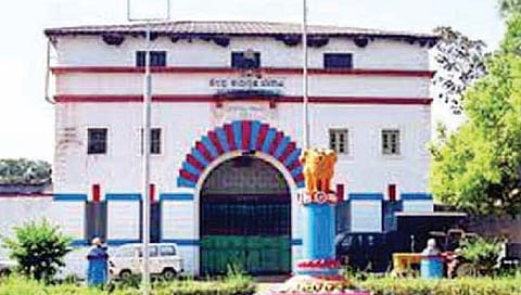 कर्नाटक : कारागृह कर्मचार्‍यांच्या गणवेशावर कॅमेरा; आता कारागृहांना डिजिटल सुरक्षा व्यवस्था