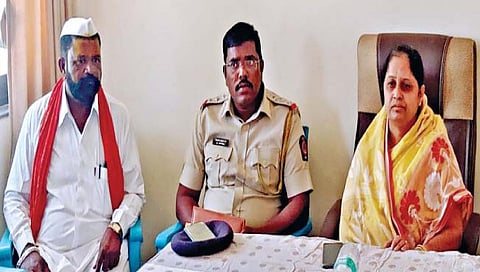 आरेवाडी :  बिरोबा यात्रेच्या नियोजन बैठकीत बोलताना तहसीलदार बी. जी. गोरे. व्यासपीठावर आमदार सुमनताई पाटील आदी.