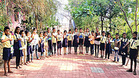 देवळा : फांगदर प्राथमिक शाळेतील पक्षिमित्र विद्यार्थी.