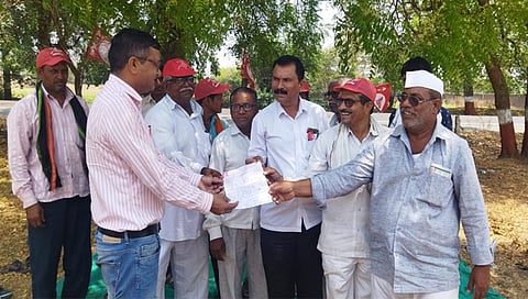 तालुका सहाय्यक अभियंता किशोर पाटील यांना निवेदन देताना जिल्हा किसान सभेचे सदस्य. 