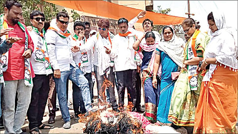 मालेगाव : येथील महात्मा गांधी पुतळ्यासमोर अ‍ॅड. गुणरत्न सदावर्ते यांच्या प्रतीकात्मक पुतळ्याचे दहन करताना राष्ट्रवादीचे पदाधिकारी.