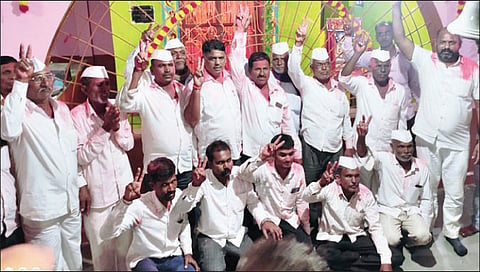 मिठसागरे : सोसायटीच्या निवडणुकीत जल्लोष करताना शेतकरी विकास पॅनलचे नेते आनंदा कांदळकरसह कार्यकर्ते.