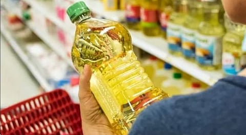 Edible oil : महागाईच्‍या झळांमुळे किचनमधून तेल ‘गायब’!, २४ टक्‍के भारतीयांनी खाद्य तेल खरेदीत केली कपात