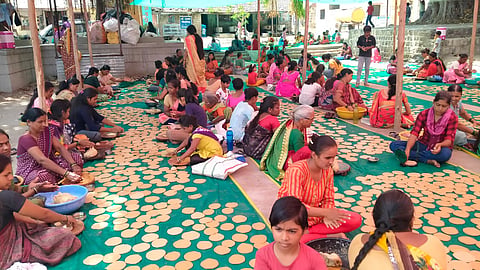 थोरांदळे येथे हनुमान जन्मोत्सवानिमित्त पुरी गुळवणीच्या महाप्रसादाची परंपरा आजही टिकून आहे. पुऱ्या लाटताना महिला