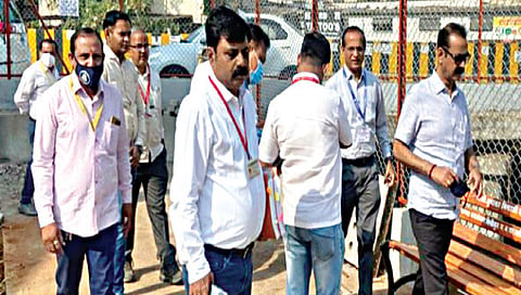 सातपूर : परिसरातील पाहणी करताना आयुक्त रमेश पवार व अधिकारी.