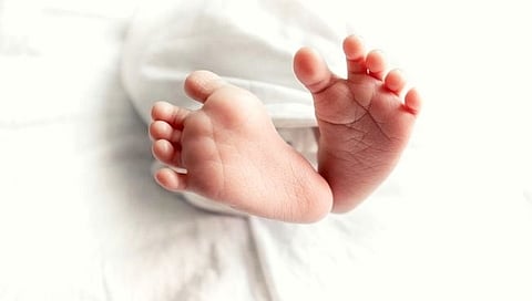 नाशिक : रुग्णालयाच्या प्रवेशद्वारावरच महिलेची प्रसूती, अर्भक दगावले