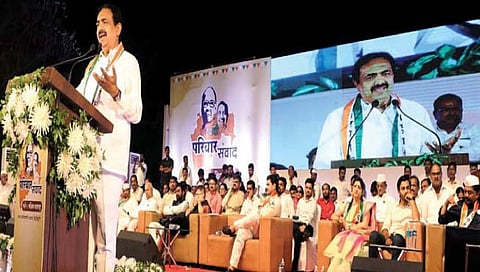 इस्लामपूर : राष्ट्रवादी काँग्रेसच्या ‘परिवार संवाद’ यात्रेच्या सभेत बोलताना प्रदेशाध्यक्ष जयंत पाटील. व्यासपीठावर मंत्री धनंजय मुंढे, ना. जितेंद्र आव्हाड, रुपाली चाकणकर, आ. अमोल मेटकरी आदी. 