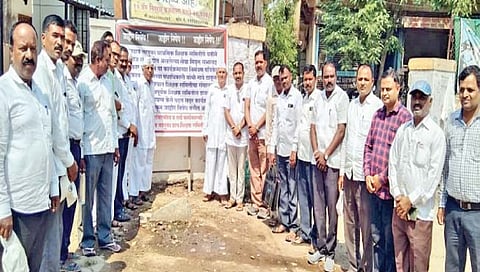 सातारा : ‘आत सत्कार; बाहेर निदर्शने’