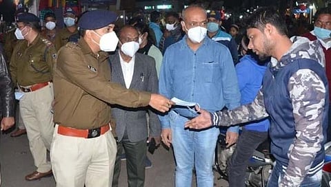 उत्तर प्रदेशमधील काही जिल्‍ह्यांमध्‍ये मास्‍क सक्‍ती करण्‍यात आली आहे.