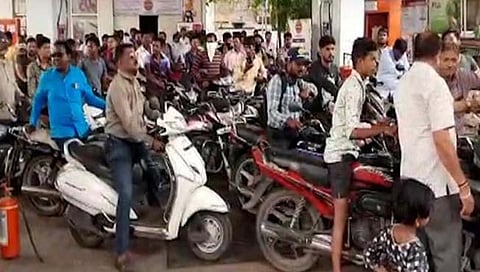 आंबेडकर जयंतीनिमित्‍त अनोखा उपक्रम; ‘या’ शहरात एक रुपया प्रति लिटर पेट्रोलचं वाटप