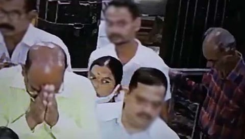 कोल्‍हापूर : अंबाबाई मंदिरात भाविकांच्या पाकिटावर डल्ला, सोलापुरातील महिलेला रंगेहाथ पकडले