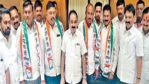 किसनवीर कारखान्याच्या तीन विद्यमान संचालकांसह चौघांनी राष्ट्रवादीत प्रवेश केला. त्यांचे स्वागत करताना आ. मकरंद पाटील, नितीनकाका पाटील.  
