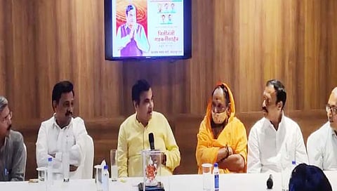 सोलापूर : पाचव्या आंतरराष्ट्रीय गणवेश प्रदर्शन घोषणापत्राचे नितीन गडकरींच्‍या हस्ते लाँचिंग