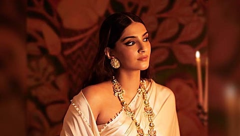 Sonam Kapoor royal photoshoot : सोनमचे रॉयल लूकमध्ये बेबी बंप फोटोशूट