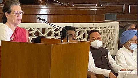 नेत्‍यांनी मतभेद विसरुन पक्षाला भक्‍कम करण्‍यासाठी प्रयत्‍न करावेत : सोनिया गांधी