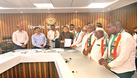 नाशिक : आरक्षणासंदर्भातील विविध मागण्यांचे निवेदन समर्पित आयोगाला देताना काँग्रेस ओबीसी विभागाचे पदाधिकारी.