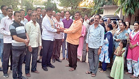 सिडको : शिवसेना महानगरप्रमुख सुधाकर बडगुजर यांचा सत्कार करताना पवन मटाले, प्रकाश अमृतकर, वसंतराव कमानकर, बाळू गवळी, विश्वास जाधव, सुरेश बागूल आदींसह महिला.  (छाया : राजेंद्र शेळके)