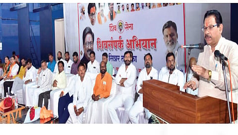 सिन्नर :  शिवसंपर्क अभियानातात बोलताना आमदार गजानन चव्हाण. समवेत माजी आमदार राजाभाऊ वाजे, युवा नेते उदय सांगळे, दीपक खुळे, ज्ञानेश्वर गाडे, किरण डगळे, गौरव घरटे, गणेश सानप आदी.