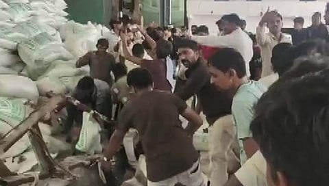 गुजरातमध्‍ये कारखान्‍याची भिंत कोसळून १२ कामगार ठार