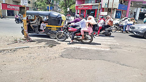 नाशिक : झेब्रा क्रॉसिंग पुसल्याने पादचार्‍यांची होतेय गैरसोय