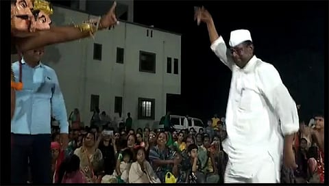 दिंडोरी : बोहडा उत्सवात संबळावर ठेका धरताना आमदार नरहरी झिरवाळ.  (छाया: सचिन बस्ते) 