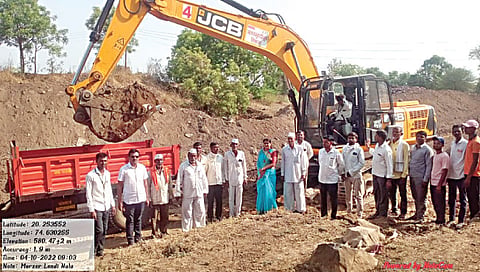 नांदगाव : मोरझर येथे पाझर तलावातील गाळ उपसा कामाप्रसंगी उपस्थित लीना पाटील, सचिन चोळके, सूर्यभान चोळके, कैलास चोळके, वसंत चोळके, विनायक चोळके, अशोक चोळके.