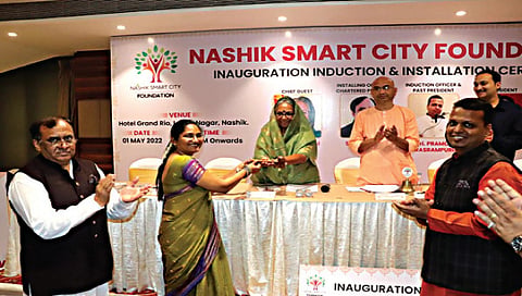 नाशिक : स्मार्ट सिटिझन गौरव पुरस्कारांचे वितरण करताना नीलिमा पवार. समवेत मान्यवर.