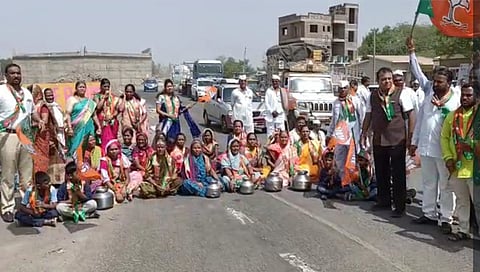 सिन्नर-शिर्डी मार्गावरील पांगरी येथे भाजपाचे तालुकाध्यक्ष भाऊसाहेब शिंदे यांच्या नेतृत्वाखाली काढण्यात आलेल्या रास्ता रोको आंदोलनात रिकामे हंडे घेऊन रस्त्यावर उतलेल्या महिला व ग्रामस्थ.  (छाया: संदीप भोर)