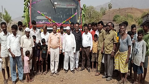 नंदुरबार : गावात प्रथमच आगमन झालेल्या लालपरीचे आनंदाने स्वागत करताना ज्येष्ठ सेवानिवृत कर्मचारी बलसिंग पावरा. समवेत विजय पावरा, पोलीस पाटील व ग्रामस्थ. (छाया : अंबादास बेनुस्कर)