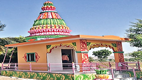 शेतकर्‍याने गायीच्या स्मरणार्थ उभारले मंदिर, पहा कुठे ते…