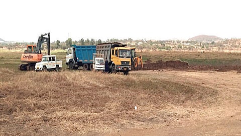 माणिकखांब : दारणा धरण लाभ क्षेत्रातून माती घेऊन जाणारे डंपर.