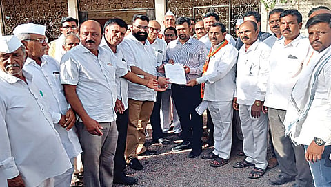 मालेगाव : ओबीसींच्या राजकीय आरक्षणाच्या समर्थनार्थ अपर जिल्हाधिकारी कार्यालयाला निवेदन देताना भाजपचे शिष्टमंडळ.
