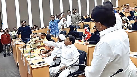  भूसंपादनाचे विषय वाचन होत असताना ‘एमआयएम’चे गटनेते डॉ. खालीद परवेज, खालीद हाजी आणि माजी महापौर शेख रशीद यांच्यात सुरू असलेली खडाजंगी.