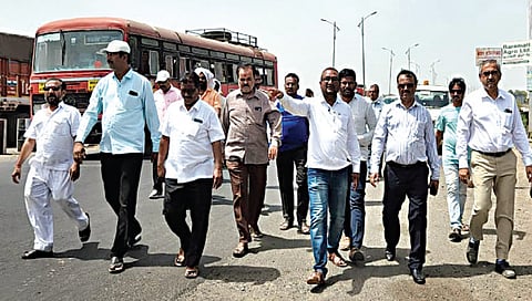 मालेगाव : अपघातप्रवण गिरणा पूल परिसराची पाहणी करताना आयुक्त भालचंद्र गोसावी, अ‍ॅड. शिशिर हिरे, निखिल पवार, कैलास शर्मा, भरत पाटील आदी.