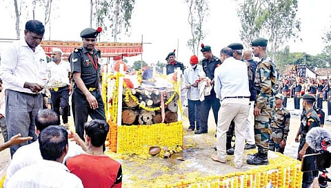 वीर जवान प्रशांत जाधव अनंतात विलीन, वीरपत्नीचं सौभाग्याचं लेणं कायम 