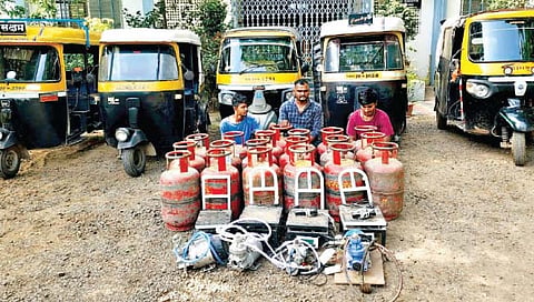 सांगलीत सिलिंडरचा साठा जप्त