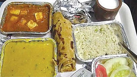 मुंबई : मेल-एक्स्प्रेसच्या जेवणावर प्रवाशांच्या उड्या