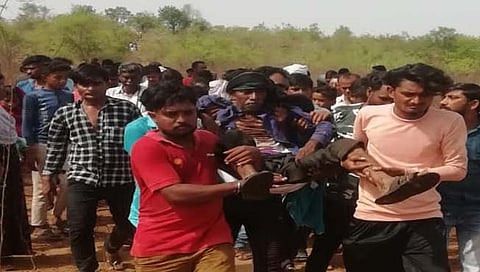वाघाच्‍या हल्‍ल्‍यात जखमी झालेल्‍या विकास यांना ग्रामस्‍थांनी रुग्‍णालयात दाखल केले. 