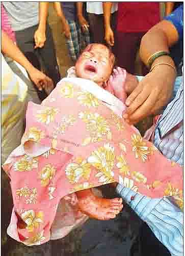 महिला शौचालयात भांड्यात अडकलेले अर्भक पोलिसांनी सुखरूप बाहेर काढले.