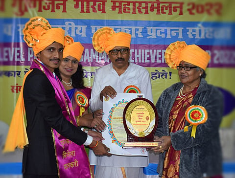 ऋतिक कुंभार यांना पुरस्कार प्रदान करताना शुभदा जाेशी आणि ह. भ. प. श्यामसुंदर महाराज साेन्नर-आळंदीकर आणि डाॅ. जे. सानिपीना राव.