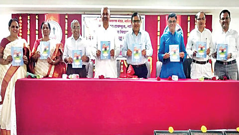 सिडको  : नाशिप्र संस्थेच्या वर्धापन कार्यक्रमाप्रसंगी बोलताना डॉ. राजेंद्र कलाल. समवेत अश्विनीकुमार येवला, प्रसाद कुलकर्णी, मयूर कपाटे,  मिलिंद कचोळे, विलास पुरकर,  स्मिता पाठक, यशश्री कसरेकर, सुचेता कुकडे,  अविनाश कुलकर्णी व मीनल बर्वे.