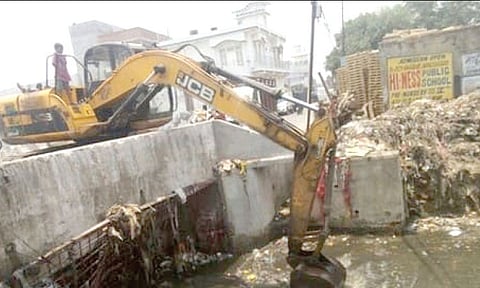 पावसाळा तोंडावर आला तरी नालेसफाई अर्धवटच